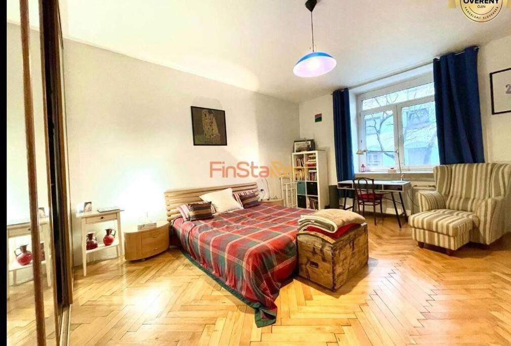 Economy Apartment 2 Min From The Main Station Bratislava Exterior photo